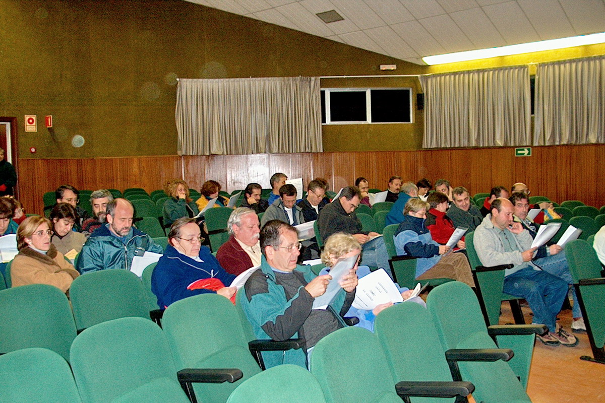 Asamblea 2001 7 Robregordo Momento de la asamblea en el salón de actos.